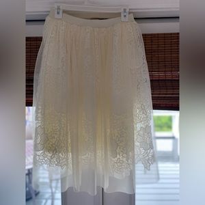 Size medium. I only wore it once to a bridal shower! Like new condition.